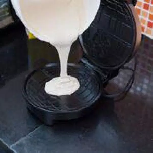 Budget ❤️ Uncanny Brands World Wrestling Entertainment Championship Belt Black Waffle Maker 🧨 - Image 6